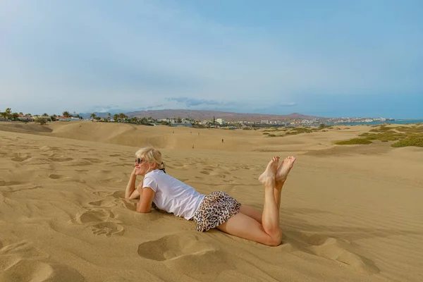 Ragazza Turistica Rilassante Sulle Dune Maspalomas Gran Canaria Soggezione Del — Foto Stock