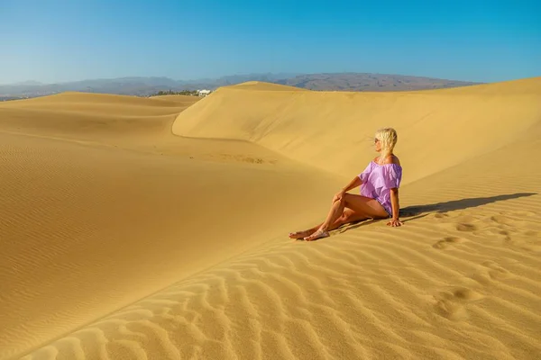 Woman Sits Catches Tan Maspalomas Dunes Gran Canaria Feels Sun — Stock Photo, Image