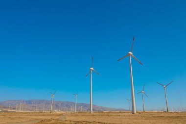 Rüzgâr türbinleri yenilikçi çözümler arayışında bir güç kaynağıdır. Gezegenimizi korurken doğanın güçlerini şehirlere güç sağlamak için kullanırız..