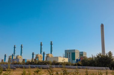 Enerji santralinin kendisi bir iletken görevi görüyor ve birçok kaynaktan gelen enerji akışını düzenliyor. Dahiyane kontrol sistemleri rüzgar veya güneş enerjisinin aralıklı doğasını dengeler.