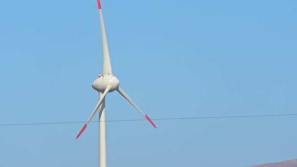 关闭风力涡轮机用于替代清洁能源 蓝天背景 这种可再生的绿色能源在应对全球变暖的过程中促进了环境的可持续性 — 图库视频影像