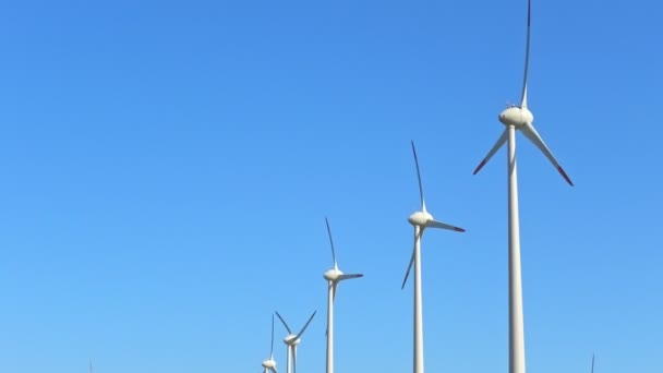 Turbiny Wiatrowe Zapewniają Czystą Energię Zrównoważonym Rozwiązaniem Globalnego Ocieplenia Panoramiczny — Wideo stockowe