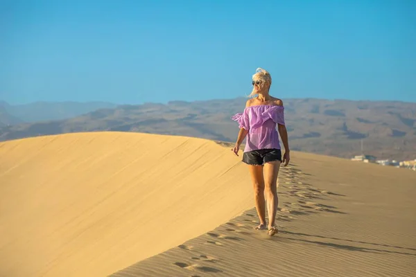 Seorang Wanita Wisatawan Yang Mengunjungi Maspalomas Dunes Gran Canaria Mengenakan — Stok Foto