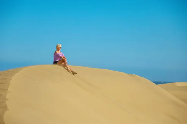 Wanita Wisatawan Santai Dan Menangkap Tan Maspalomas Dunes Gran Canaria — Stok Foto