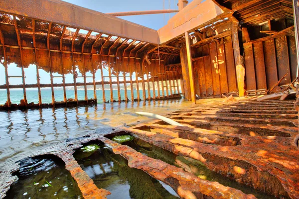 Das Innere Eines Rostigen Schiffswracks Griechenland Voller Meerwasser Strand Von — Stockfoto