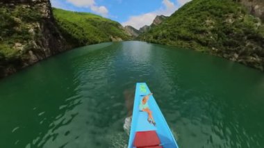 Şala Nehri, aynı zamanda Valbona Nehri olarak da bilinir. Arnavutluk Alplerinden, özellikle de doğal güzellikleriyle tanınan Valbona Vadisi 'nden geçiyor. Hava görünümü