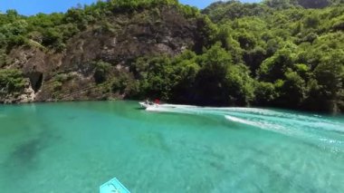 Valbona Vadisi ve Şala Nehri pitoresk manzaralarıyla ünlüdür. Etrafı yüksek dağlar ve ormanlarla çevrili. Arnavutluk 'ta yürüyüş, kamp ve rafting gibi açık hava faaliyetleriyle tanınıyor.