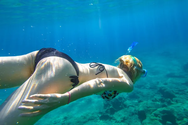 女性の無呼吸ビキニはクリスタル海で泳ぐ 女性のシュノーケリングや無料のダイビングの水中の背景 夏休みのウォータースポーツ活動 マスクとフィンスイミングスノーケラー — ストック写真