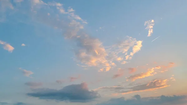Яркий Летний Фон Закатного Неба Вечером Оттенками Огненно Красного Украшенный — стоковое фото