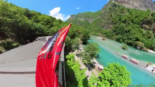 シャラ川はアルバニアアルプスの融雪と氷河に由来する その源はバルボナの村の近くにあり 地域のハイキングやトレッキングの冒険のための人気の出発点です — ストック動画