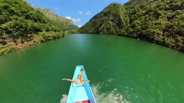 Лодочный Тур Реке Албания Шала Предлагает Захватывающее Путешествие Шедеврам Природы — стоковое видео