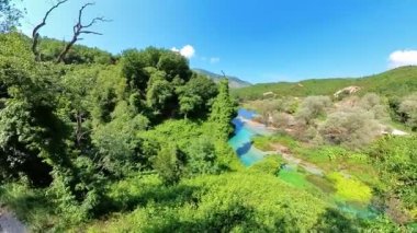 Arnavutluk 'un güneyinde yer alan Mavi Gözlü' nün kaynak suyu doğal harikası havadan görülüyor. Adını büyüleyici mavi renginden alıyor, dev, canlı bir göze benziyor..