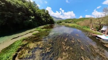Arnavutluk 'un güneyindeki Mavi Gözlü doğal su havuzu, 50 metre veya 164 feet derinlikten doğan ve güzel dairesel bir havuz oluşturan bir yeraltı nehri tarafından oluşturuluyor. Hava görünümü