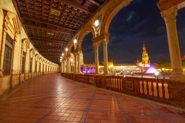 Seville Plaza de Espanas verandası geceleri büyüleyici bir ortam yayarak parlıyor. İspanya 'nın Sevilla şehri.