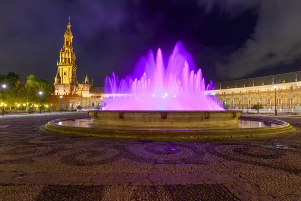 Świecąca Fontanna Sevilles Plaza Espana Ożywa Nocy Jej Fioletowa Woda — Zdjęcie stockowe