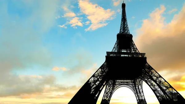 在巴黎 夏日的天空是红色的 乌云密布 阳光灿烂 夕阳西下的云彩 还有环游法国的埃菲尔铁丝背光 — 图库照片