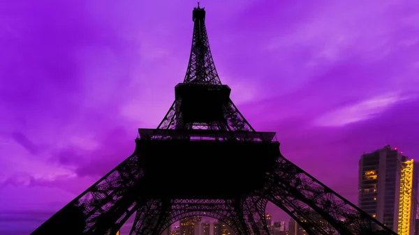 Пурпурное Небо Облаками Заката Изменяющими Свет Темноте Над Парижем Силуэтом — стоковое фото