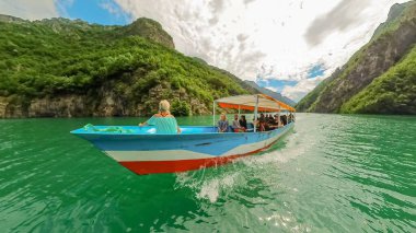 Şala Nehri, Arnavutluk - 16 Haziran 2023: Şala Nehri Kanyonu 'nda tekne turu yapan insanlar. Doğa severler, macera arayanlar, yoldan çıkmanın yollarını arayanlar için turistik bir yer.