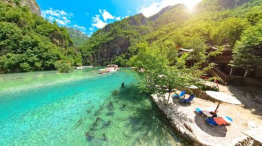 Halen Şala Nehri olarak bilinen Valbona Nehri, hayranlık uyandıran Arnavut Alpleri 'nde zarifçe yol alıyor. Kuzey Arnavutluk 'un ünlü Valbona Vadisi' nden akan.