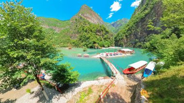 Şala Nehri, bu kadar parlak olan Komani Gölü, göz kamaştırıcı dağ manzarasının arasına yerleştirilmiş pitoresk bir rezervuar. Bu dingin göl bölgenin cazibesini arttırıyor ve dinlenmek için huzurlu bir yer sağlıyor..