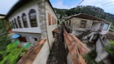 Berat beyaz evleriyle ünlüdür ve ona Beyaz Şehir lakabını kazandırır. Yeşil tepelerin arka planına karşı beyaz cepheler ve Osum Nehri çarpıcı bir görsel cazibe yaratıyor..