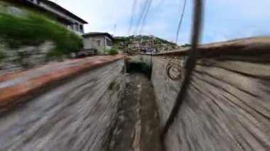 Berat birçok kiliseye ev sahipliği yapıyor, bu dini mekanlar güzel freskler ve karmaşık mimari detaylar sergiliyor. Berat, Mangalem ve Gorica olmak üzere iki ana bölüme ayrılmıştır..