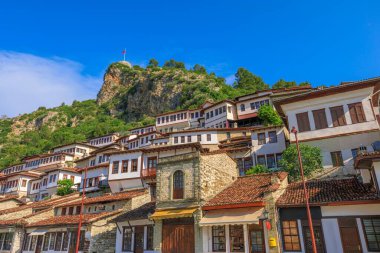 Berat çok sayıda kiliseye ev sahipliği yapıyor, bu dini mekanlarda güzel freskler ve karmaşık mimari detaylar sergileniyor. Berat, Mangalem ve Gorica olmak üzere iki ana bölüme ayrılmıştır..