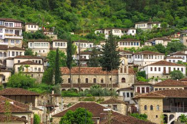 Berat, Arnavutluk 'ta büyüleyici tarihi, olağanüstü mimarisi ve kültürel önemi ile tanınan büyüleyici bir şehir. Osmanlı döneminden kalma evlerinden dolayı sıklıkla Bin Pencere Şehri olarak adlandırılır.