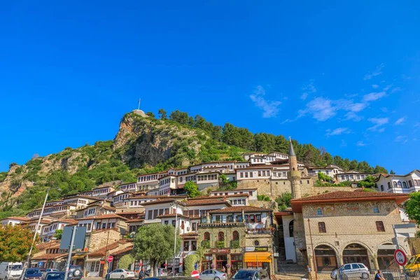 Berat, Arnavutluk - 1 Mayıs 2023: Berat sıcak konukseverliği ve dost canlısı yerlileriyle tanınıyor, ziyaretçilere unutulmaz deneyimler yaşatıyor ve geleneksel yemekleriyle lezzetli mutfağını hazırlıyor.