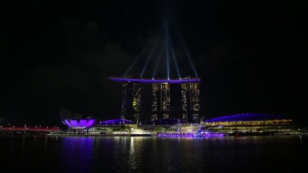 シンガポール 2018 イベント広場での多くの人々 の舞い踊る噴水のスペクトル表示を探して 光と水のショーします ヴィトン アイランド メゾンと背景にシンガポール マリーナ サンズ — ストック動画