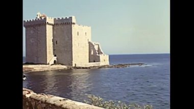 1960 'lardaki Saint Honorat Kalesi manzarası Fransa' nın Cannes sahilinin açıklarındaki Saint-Honorat adasında tarihi bir kaledir. Cote dAzur Fransız Rivierası 'nın Abbaye de Lerins Manastırı