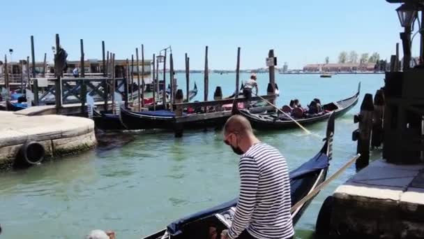 Veneza Itália Maio 2021 Serviço Tradicional Barcos Gôndola Com Turistas — Vídeo de Stock
