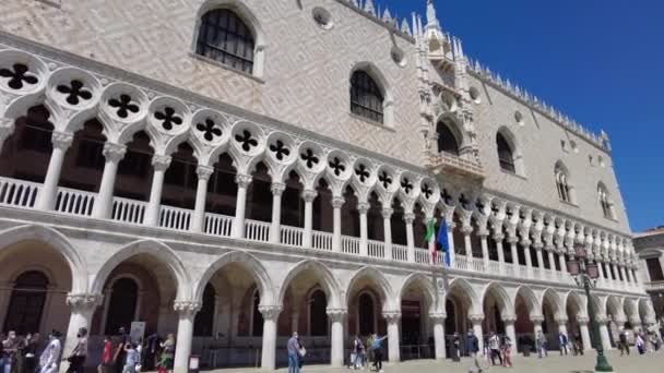 2021年5月9日 意大利威尼斯 在威尼斯圣马可广场 Saint Mark Square Venice 戴口罩的科沃德19型 Coronavirus Covid — 图库视频影像