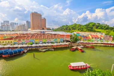 Güneydoğu Asya, Singapur 'un Riverside bölgesindeki Clarke rıhtımının kuşbakışı görüntüsü gün ışığında güneşlendi. Singapur Nehri ufuk çizgisinde zarif bir şekilde süzülüyor.