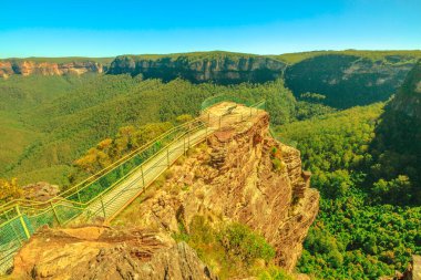 Avustralya 'nın New South Wales şehrindeki Blue Mountains Ulusal Parkı' nda gözcü panorama. Grose Valley, Blue Gum Forest ve Govetts Jumap manzaralı Avustralya manzarası.