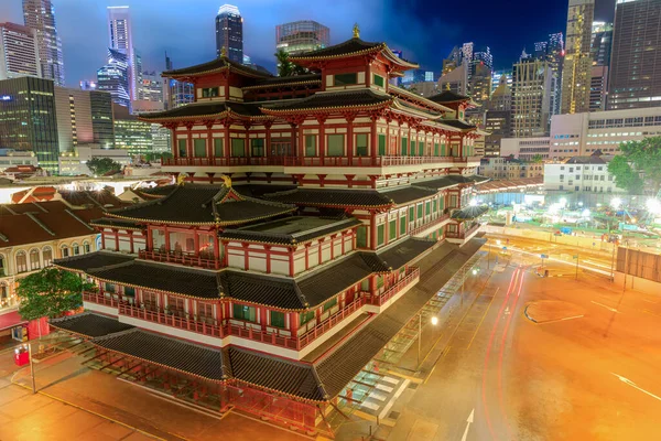 新加坡唐人街的佛牙寺在夜间变成迷人的奇景 闪耀着柔和的金色光芒 它复杂的建筑元素散发着一种天赐的魅力 — 图库照片