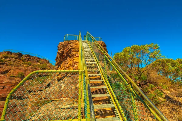 ブルーマウンテン国立公園 ニューサウスウェールズ州 オーストラリアでのパルピットロックの有名な見落としへの階段 青い空とコピースペース — ストック写真
