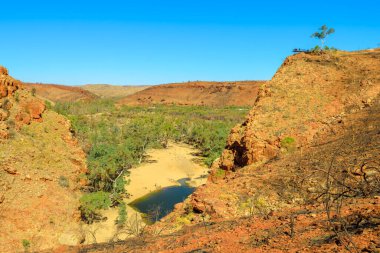 Kurak mevsimde Ormiston Vadisi 'ne bakan bir platform. Kuzey Bölgesi, Outback Red Center. Batı Macdonnell Sıradağları, Orta Avustralya 'da Hayalet Sakızı boyunca gözcü platformu görüntüsü.