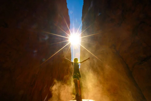 昼間の太陽の光でスタンレー チャズムの絵のように美しい自然の峡谷で楽しむ介護無料の観光客の女性 西マクドネル国立公園 オーストラリアアウトバックレッドセンター ノーザンテリトリー オーストラリア — ストック写真