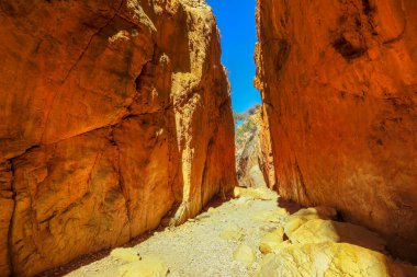 Orta Avustralya 'da ikonik bir dönüm noktası: Batı MacDonnell Sıradağları' ndaki Standley Chasm, Avustralya 'nın taşra bölgesinde kurak mevsimde bulunan doğal bir jeolojik vadi, Kuzey Bölgesi' ndeki Kızıl Merkez..