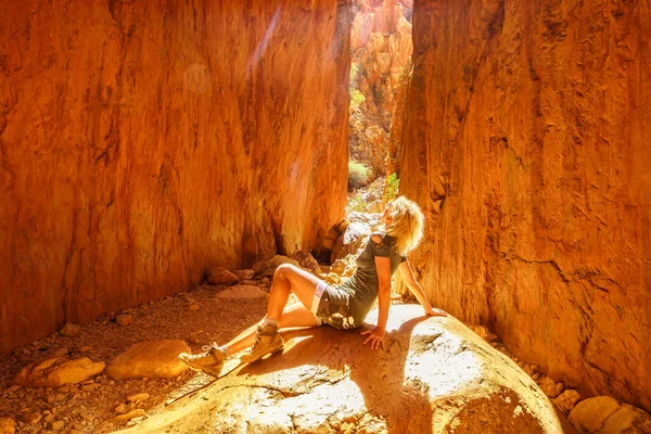 西マクドネル国立公園のアボリジニの土地 スタンレー チャズムの峡谷の中の岩の上に座って日光浴をするライフスタイルの女性 オーストラリアアウトバック オーストラリア北部準州レッドセンター — ストック写真