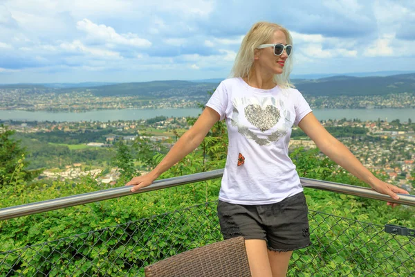 Девушка Бабочкой Вершине Цюриха Горизонтом Вершины Канатной Дороги Фельзенегг Блондинка — стоковое фото