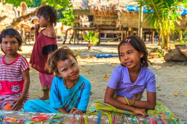 Surin Adaları, Phang-Nga, Tayland - 3 Ocak 2016: Moken Kabilelerinin Renkli Yaratılışları Ticaret, Kolye ve Bilezik Satışı Ko Surin Denizcilik Milli Parkı Balıkçıları