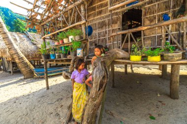 Surin Adaları, Phang Nga, Tayland - 3 Ocak 2016: Kuzey Phuket, Andaman Denizi 'ndeki Ko Surin Deniz Ulusal Parkı' ndaki Moken Köyünde Gelenekleri Koruma.