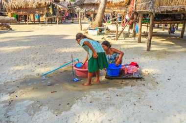 Surin Adaları, Phang-Nga, Tayland - 3 Ocak 2016: Taylandlı kadınlar Tayland Deniz Çingeneleri 'nin Moken Köyü' nde çamaşır yıkıyorlar. Balıkçı köyü Ko Surin Deniz Ulusal Parkı, Andaman Denizi, Kuzey Phuket.