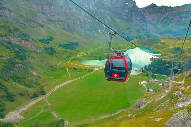 Titlis, Engelberg, İsviçre - 27 Ağustos 2020: Engelberg Vadisi, Truebsee Gölü ve Uri Alpleri 'ndeki Titlis Dağı üzerinde Manzaralı Araba Macerası. Yazın Obwalden ve Bern Kantonlarını keşfedin.
