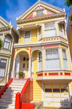 San Francisco, California, ABD - 17 Ağustos 2016: Haight-Ashbury 'deki Viktorya Dönemi ve Edwardian evlerinden biri, çeşitli renkleri ve zarafetiyle ünlü.