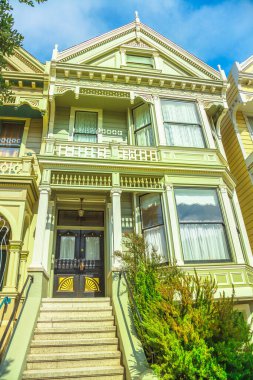 San Francisco, California, ABD - 17 Ağustos 2016: Haight-Ashbury 'deki Viktorya Dönemi ve Edwardian evlerinden biri, çeşitli renkleri ve zarafetiyle ünlü.