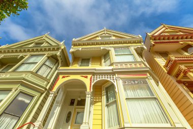 San Francisco, Kaliforniya, ABD - 17 Ağustos 2016: San Francisco 'nun Haight-Ashbury semtindeki Boyanmış Kadınlar veya Yedi Kız Kardeş, Viktorya ve Edwardian Evleri' nin alt manzarası. Şehir simgesi.