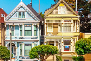 San Francisco, California, ABD - 17 Ağustos 2016: Haight-Ashbury 'deki Yedi Kız Kardeş veya Boyalı Kadınlar Viktorya Evi' nden ikisi, çeşitli renkleri ve zarafetiyle ünlü.